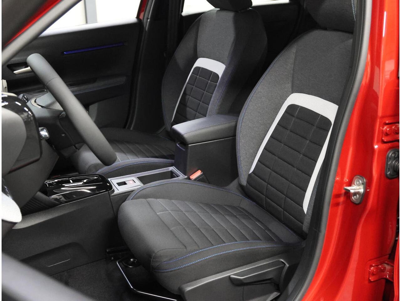 Citroen C3 Ë-C3 Business 113pk Comfort Range 44 kWh | AppleCarPlay/AndroidAuto | Navigatie | CruiseControl | Airco | Armsteun | Parkeersensoren | DAB | LED |