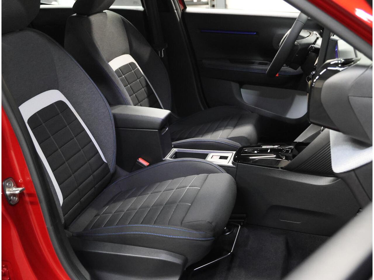 Citroen C3 Ë-C3 Business 113pk Comfort Range 44 kWh | AppleCarPlay/AndroidAuto | Navigatie | CruiseControl | Airco | Armsteun | Parkeersensoren | DAB | LED |