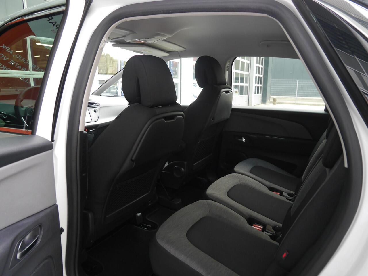 Citroen C4 SpaceTourer 1.2 PureTech Selection | Navigatie | Camera | Trekhaak | Lichtmetalen velgen | Weinig KM! | Climate control