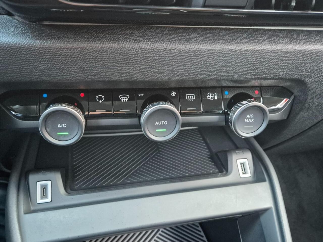 Citroen C4 1.2 PURETECH 130PK AUT. FEEL NAVI CAMERA CARPLAY AIRCO LMV PDC