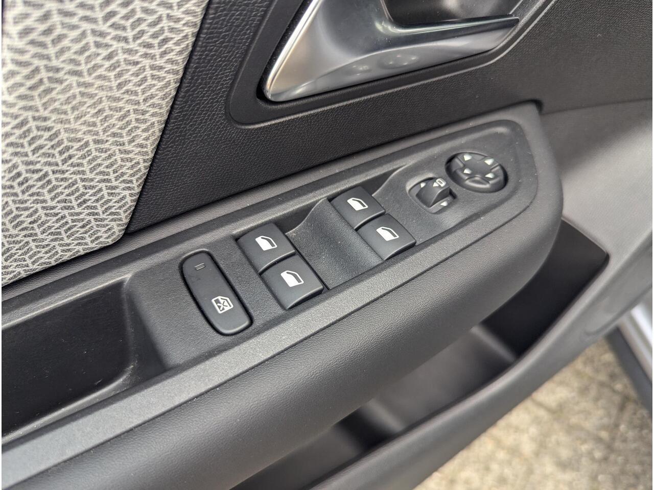 Citroen C4 Shine 1.2 PureTech 130pk | NAVI | CAMERA | ADAPTIVE CRUISE | HIFI AUDIO | KEYLESS ENTRY | DAB+ |