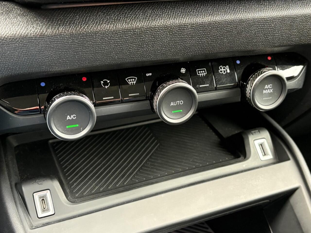 Citroen C4 1.2 PURETECH 130PK AUT. SHINE NAVI CAMERA TREKHAAK CARPLAY AIRCO LMV PDC