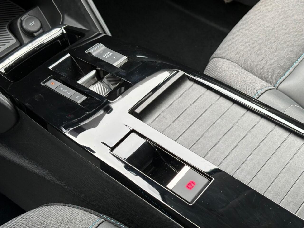 Citroen C4 1.2 PURETECH 130PK AUT. SHINE NAVI CAMERA TREKHAAK CARPLAY AIRCO LMV PDC