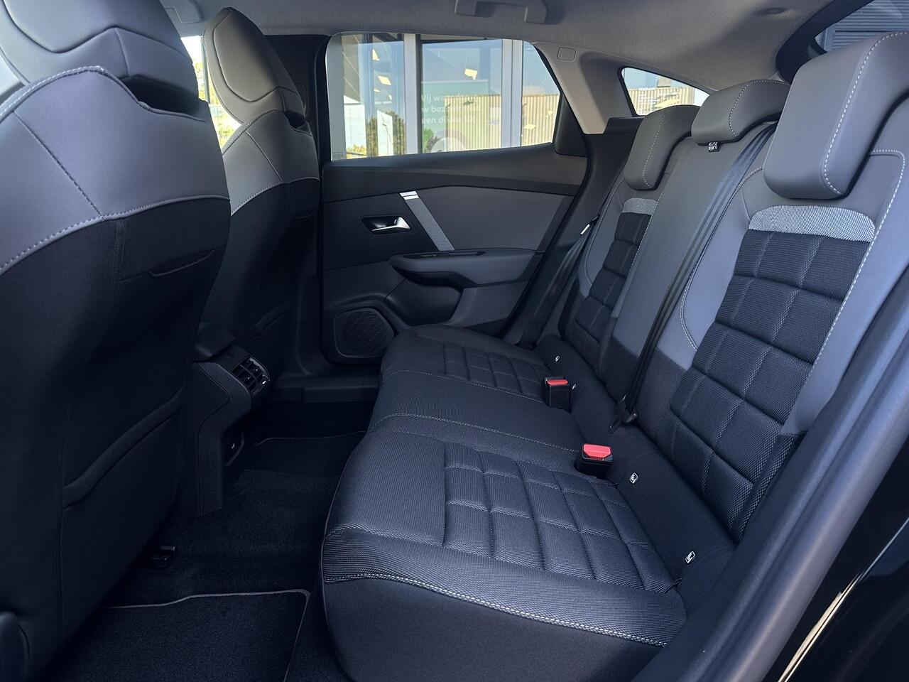 Citroen C4 1.2 Hybrid 145pk Collection | Comfort Seats | Voorruit-/Stoelverwarming | Navigatie | Climate Control | Apple Carplay/Android Auto | Cruise Control | Full LED | DAB |