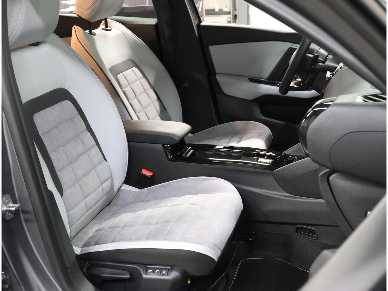 Citroen C4 1.2 Hybrid 145pk Max | Schuif- Kanteldak | 360 Camera | AppleCarPlay/AndroidAuto | ClimateControl | Navigatie | Dodehoekdetectie | Alcantara |