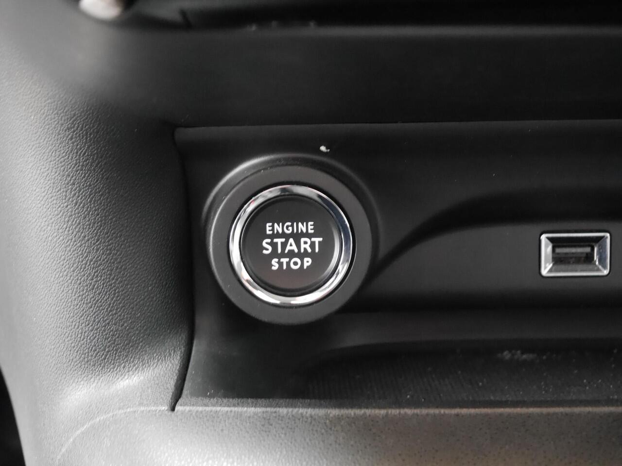 Citroen C4 CACTUS 1.2 PureTech Feel | Achteruitrijcamera | Keyless entry en start | Navigaitie | Trekhaak | Climate control | Cruise control