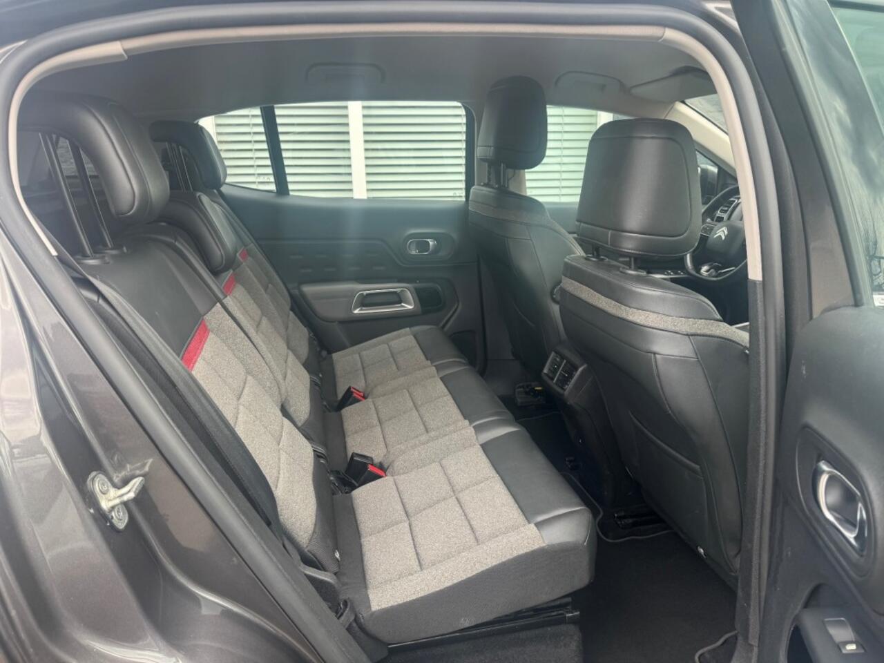 Citroen C5 1.2 Business 130pk + Camera + Car-play + 1/2 leder + Navi + 18 inch Lmv