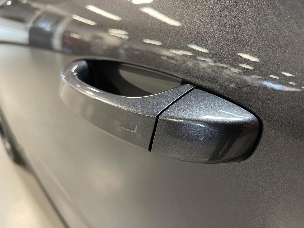 Citroen C5 X 1.6 Plug-in Hybrid 225 Shine 19''/Leder/Dodehoek/Head-up display/Keyless/Stuur+stoelverwarming/DAB+/Camera