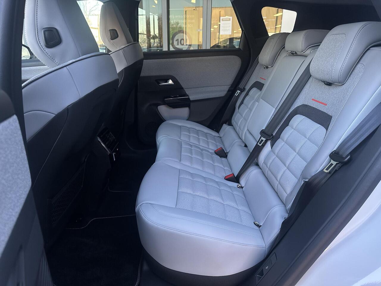 Citroen C5 Aircross Business Comfort Range 73 kWh | Panorama | Stuur-/Stuurverwarming | Stoelmassage | Parkeercamera/-sensoren | DAB | Adaptive Cruise Control | Full LED | Apple Carplay/Android Auto | Navigatie | Climate Control | Head-Up Display | Draadloze telefoo