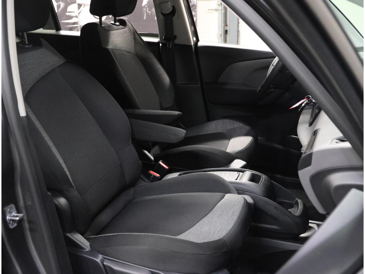 Citroen GRAND C4 PICASSO SpaceTourer 130PK Business | 1ste eigenaar | Trekhaak | Camera | 7 persoons | Armsteun | Cruise Control | Climate Control | Navigatie | AUTOMAAT | Stoelverwarming | Isofix | Privacy Glass |