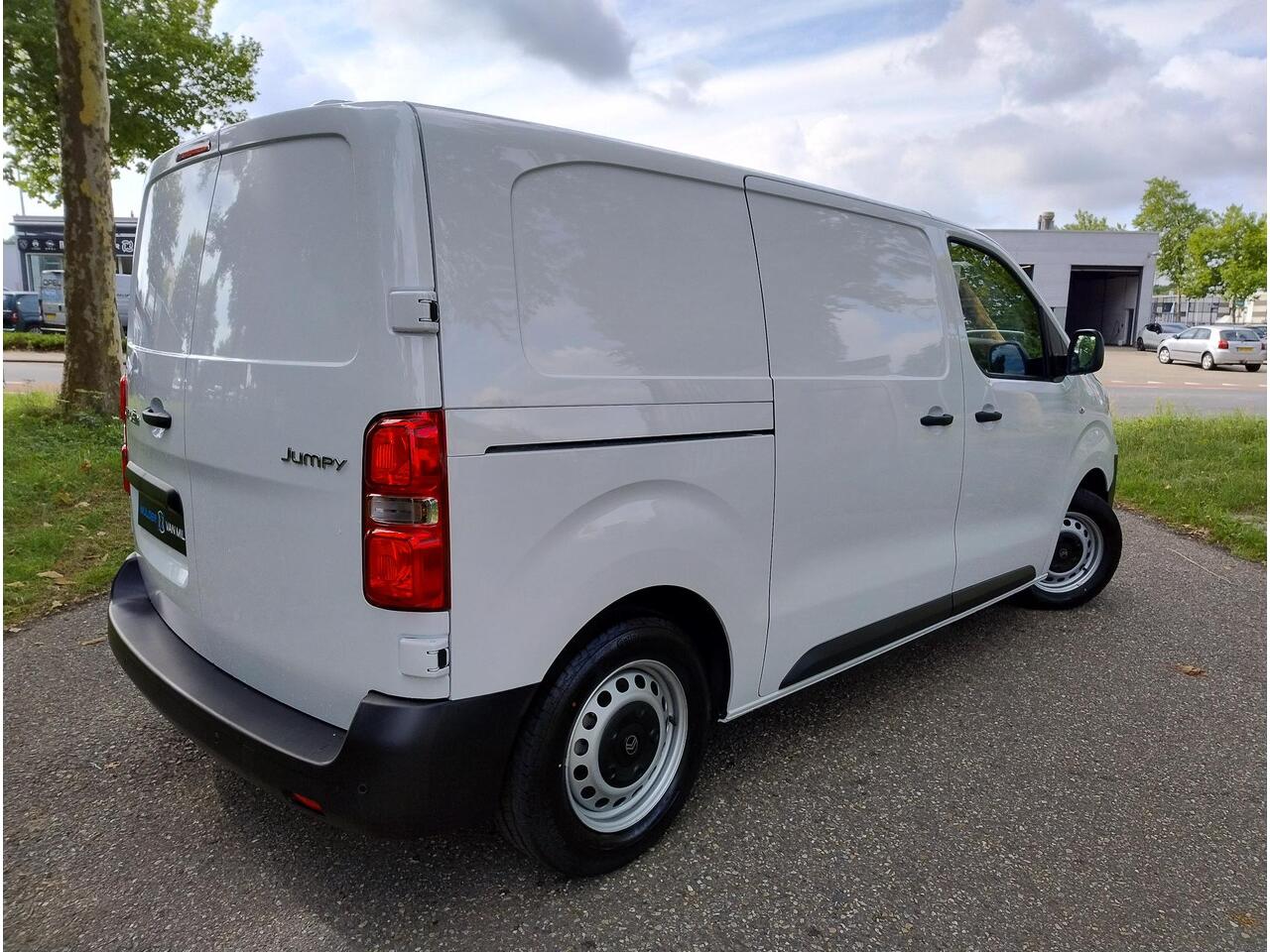 Citroen JUMPY L2 2.0 BlueHDI 145pk | BPM vrij | NAVI | Multimedia | Apple Carplay | Android Auto | Digital cockpit | Achteruitrijcamera | Parkeersensoren voor en achter | Dode hoek detectie | Elektrisch inklapbare spiegels | Bestuurdersstoel comfort met armsteun | Ban