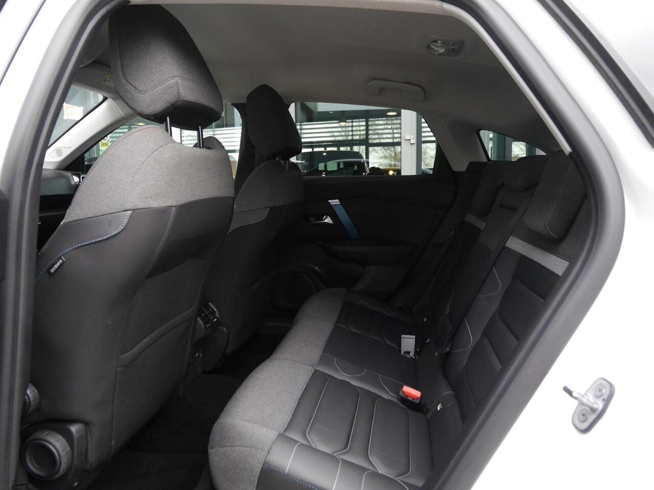 Citroen ë-C4 Shine 50 kWh | Keyless entry en start | 18 inch lichtmetalen velgen | Achteruitrijcamera | Adaptive cruise control | Head up display | Climate control | Extra getint glas