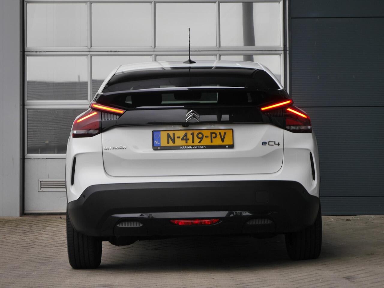 Citroen ë-C4 Shine 50 kWh | Keyless entry en start | 18 inch lichtmetalen velgen | Achteruitrijcamera | Adaptive cruise control | Head up display | Climate control | Extra getint glas