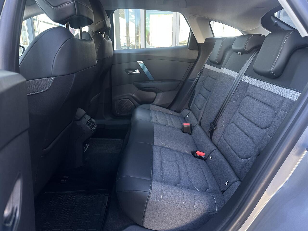 Citroen ë-C4 Feel Edition 50 kWh | Stoelverwarming | Navigatie | Climate Control | Head-Up Display | Full LED | Comfort Stoelen | Parkeercamera/-sensoren | Apple Carplay/Android Auto | DAB | Lichtmetalen velgen |