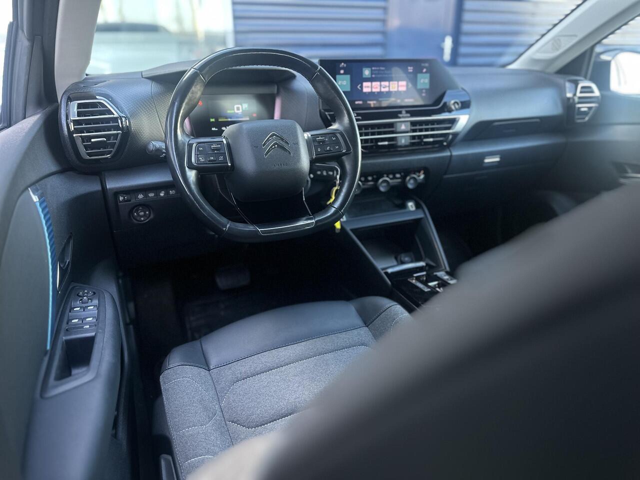 Citroen ë-C4 Feel Edition 50 kWh | Stoelverwarming | Navigatie | Climate Control | Head-Up Display | Full LED | Comfort Stoelen | Parkeercamera/-sensoren | Apple Carplay/Android Auto | DAB | Lichtmetalen velgen |