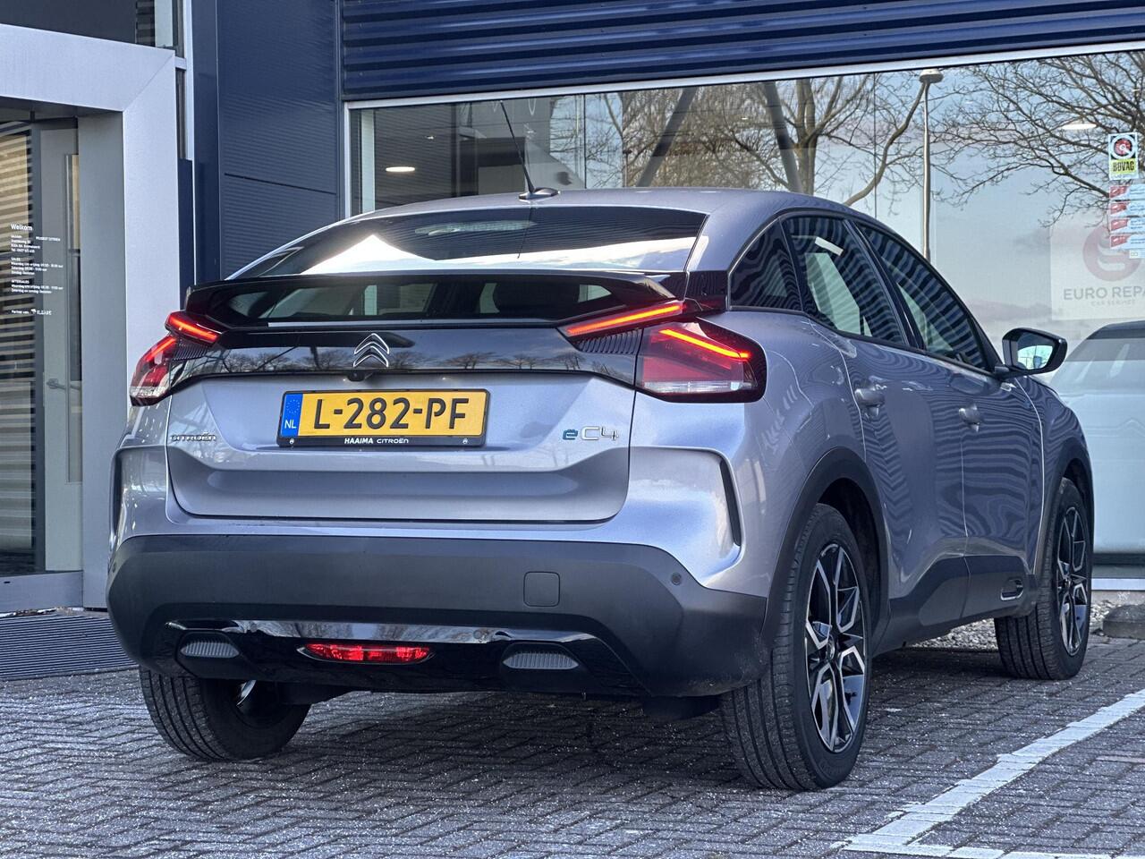 Citroen ë-C4 Feel Edition 50 kWh | Stoelverwarming | Navigatie | Climate Control | Head-Up Display | Full LED | Comfort Stoelen | Parkeercamera/-sensoren | Apple Carplay/Android Auto | DAB | Lichtmetalen velgen |