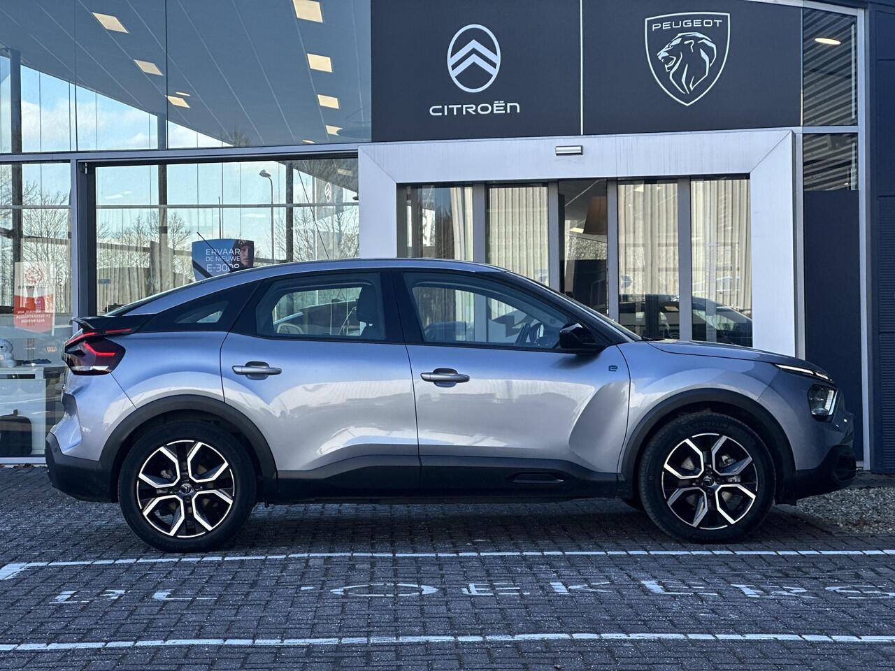 Citroen ë-C4 Feel Edition 50 kWh | Stoelverwarming | Navigatie | Climate Control | Head-Up Display | Full LED | Comfort Stoelen | Parkeercamera/-sensoren | Apple Carplay/Android Auto | DAB | Lichtmetalen velgen |