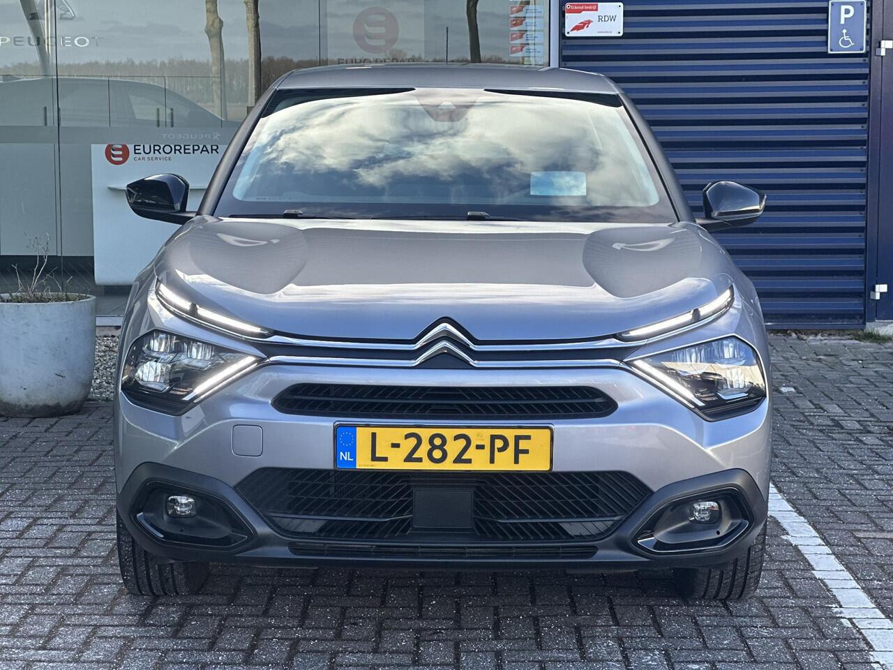 Citroen ë-C4 Feel Edition 50 kWh | Stoelverwarming | Navigatie | Climate Control | Head-Up Display | Full LED | Comfort Stoelen | Parkeercamera/-sensoren | Apple Carplay/Android Auto | DAB | Lichtmetalen velgen |
