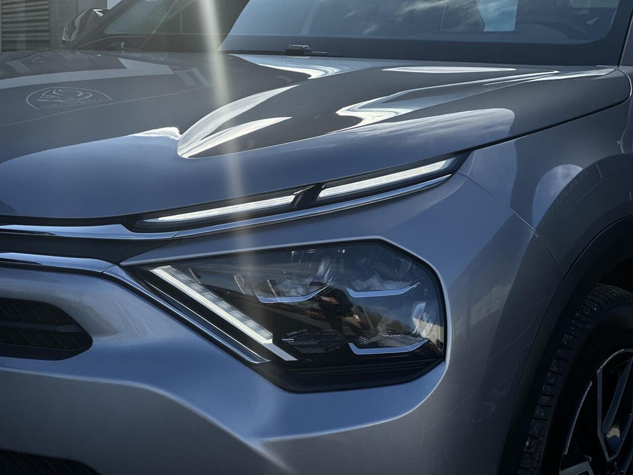 Citroen ë-C4 Feel Edition 50 kWh | Stoelverwarming | Navigatie | Climate Control | Head-Up Display | Full LED | Comfort Stoelen | Parkeercamera/-sensoren | Apple Carplay/Android Auto | DAB | Lichtmetalen velgen |