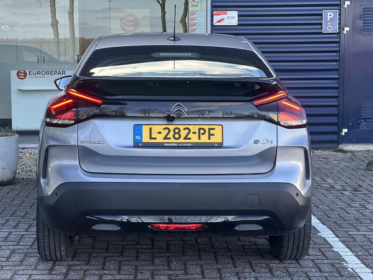 Citroen ë-C4 Feel Edition 50 kWh | Stoelverwarming | Navigatie | Climate Control | Head-Up Display | Full LED | Comfort Stoelen | Parkeercamera/-sensoren | Apple Carplay/Android Auto | DAB | Lichtmetalen velgen |