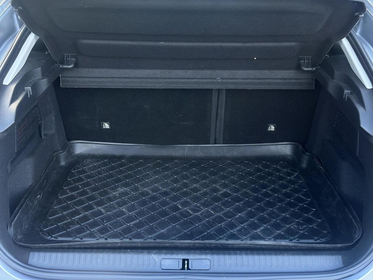 Citroen ë-C4 Feel Edition 50 kWh | Stoelverwarming | Navigatie | Climate Control | Head-Up Display | Full LED | Comfort Stoelen | Parkeercamera/-sensoren | Apple Carplay/Android Auto | DAB | Lichtmetalen velgen |