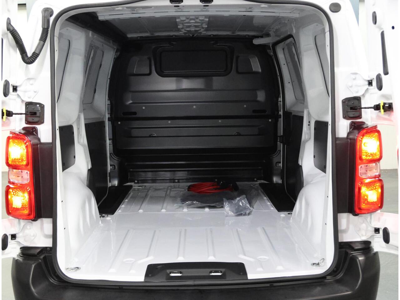 Citroen ë-Jumpy Club M L2 136PK 75 kWh | NIEUW! | 3-Fase | AppleCarPlay/AndroidAuto | Airco | Armsteun | 3 Zits | Cruise Control | Parkeersensoren |