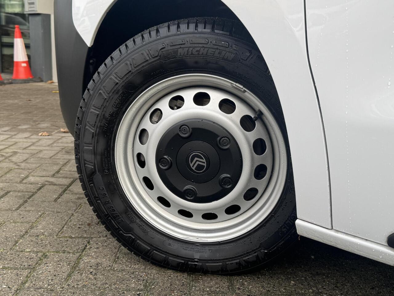 Citroen ë-Jumpy L2 75 kWh 136pk | Airco | Cruise control | Bluetooth radio | Audiobediening stuurwiel | Parkeersensoren achter | Bestuurdersstoel comfort | Bank voorpassagiers | Tussenwand comfort met raam | Reservewiel