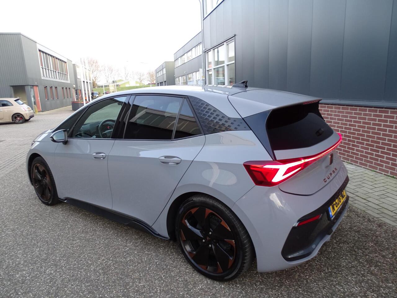 Cupra Born Adrenaline One 62 kWh SOH 92% | NAVIGATIE | SFEERVERLICHTING | STOEL/STUUR VERWARMING | DAB | ACHTERUIT RIJ CAMERA | LED PAKKET | IQ LED | APPLE CARPLAY |