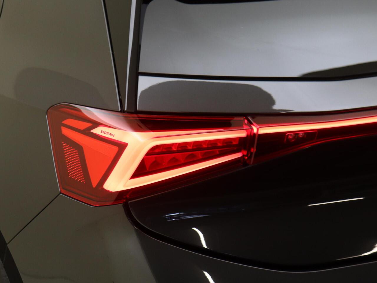 Cupra Born Essential 62 kWh | SoH 90%| CarPlay | Cruise control | Voorklimatisering | Sfeerverlichting | Elektrisch inklapbare buitenspiegels | Draadloze telefoonlader |