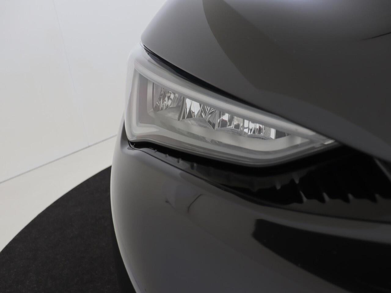 Cupra Born Business 62 kWh | Achteruitrijcamera | Adaptieve cruise control | Voorklimatisering | Stuurwielverwarming | CarPlay | Navigatie |