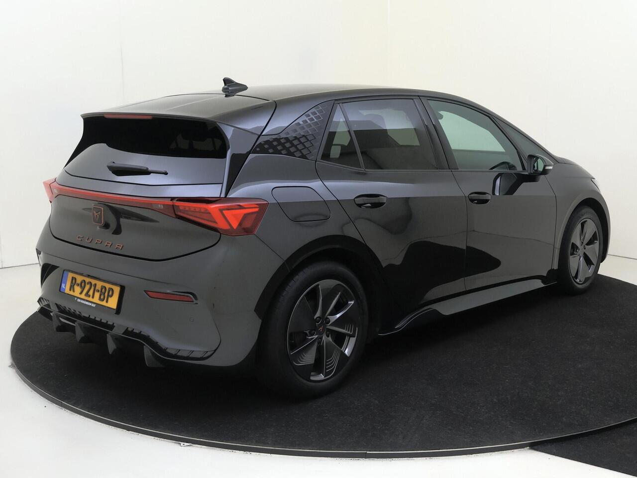 Cupra Born Business 62 kWh | Achteruitrijcamera | Adaptieve cruise control | Voorklimatisering | Stuurwielverwarming | CarPlay | Navigatie |