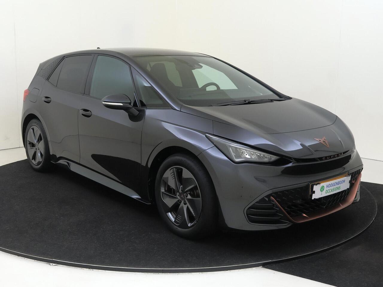 Cupra Born Business 62 kWh | Achteruitrijcamera | Adaptieve cruise control | Voorklimatisering | Stuurwielverwarming | CarPlay | Navigatie |