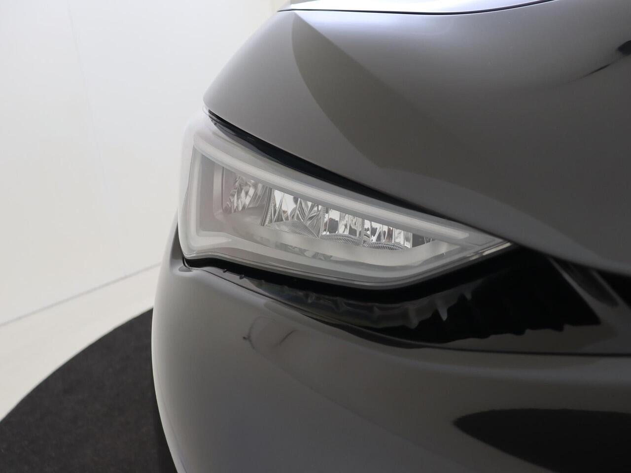 Cupra Born Essential 62 kWh | SoH 90%| CarPlay | Voorklimatisering | Sfeerverlichting | Elektrisch inklapbare buitenspiegels | Draadloze telefoonlader |