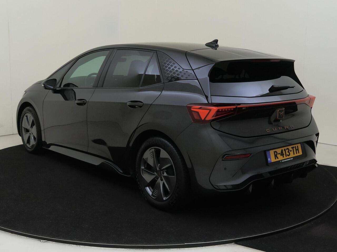 Cupra Born Essential 62 kWh | SoH 90%| CarPlay | Voorklimatisering | Sfeerverlichting | Elektrisch inklapbare buitenspiegels | Draadloze telefoonlader |