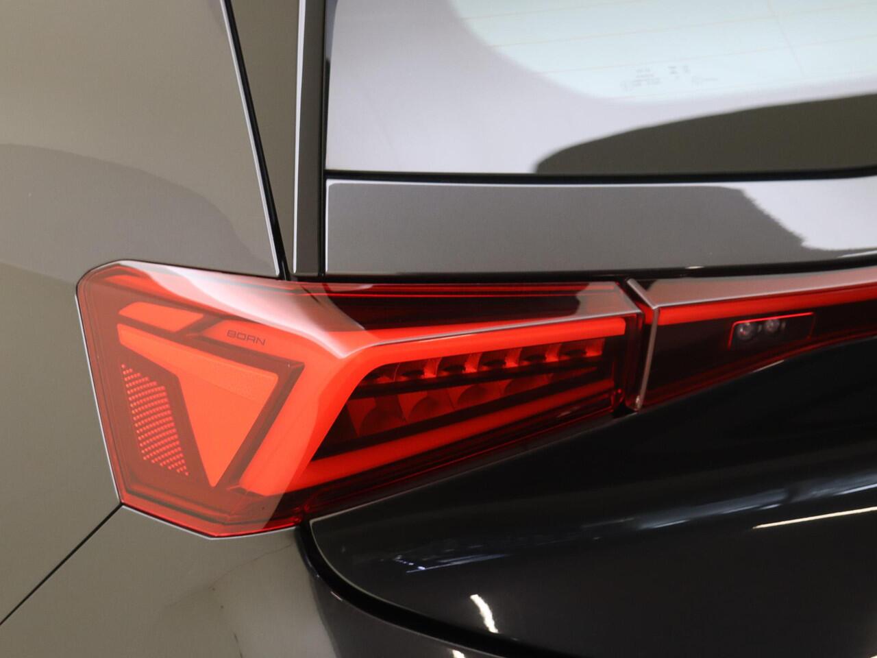 Cupra Born Business 62 kWh | SoH 88% | Adaptieve cruise control | Achteruitrijcamera | Parkeerassistent | Stoelverwarming | Navigatie | CarPlay | Sfeerverlichting |