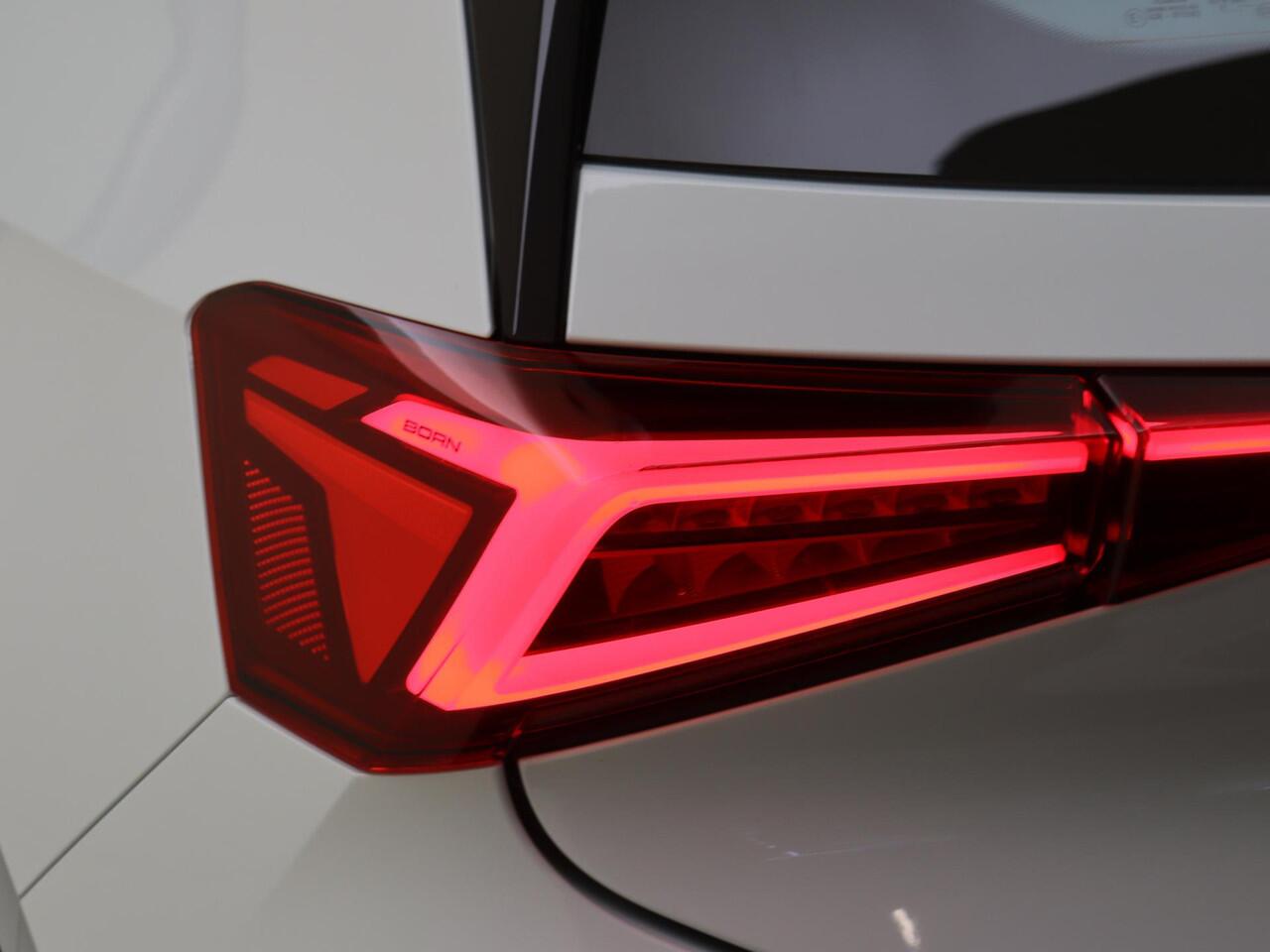 Cupra Born Business 62 kWh | Achteruitrijcamera | Adaptieve cruise control | Keyless | CarPlay | Navigatie | Stuurverwarming |