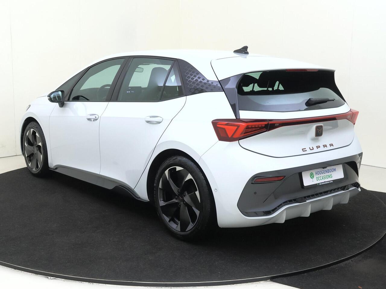 Cupra Born Business 62 kWh | Achteruitrijcamera | Adaptieve cruise control | Keyless | CarPlay | Navigatie | Stuurverwarming |