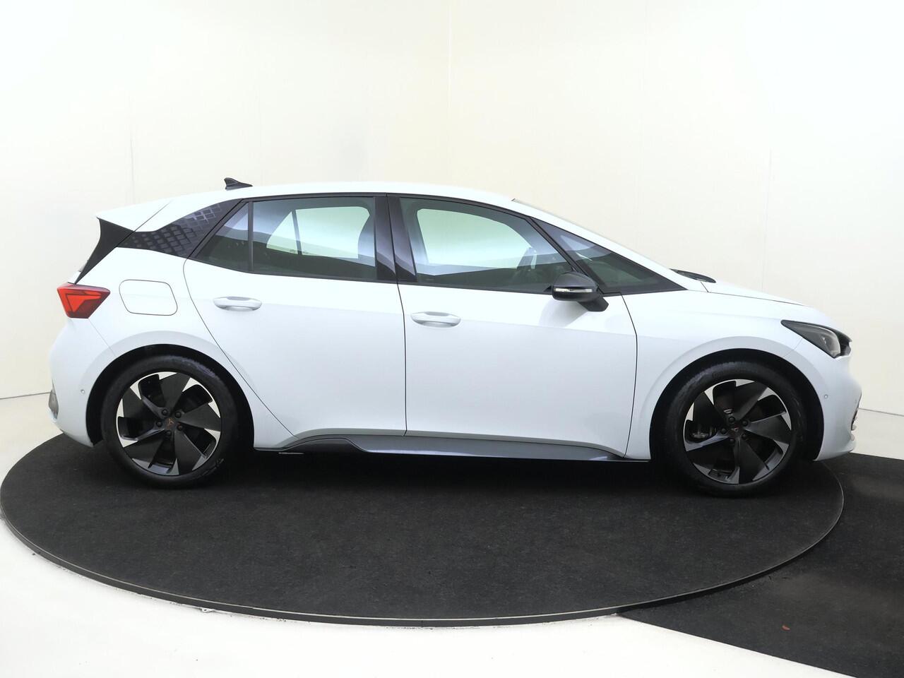 Cupra Born Business 62 kWh | Achteruitrijcamera | Adaptieve cruise control | Keyless | CarPlay | Navigatie | Stuurverwarming |