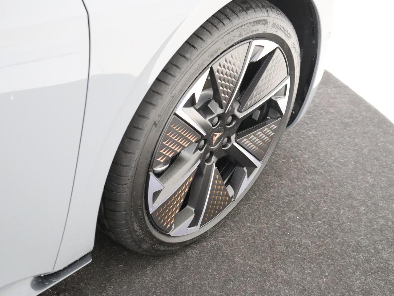 Cupra Born Performance Limited 84 kWh | Sennheiser audio | 360 graden camera | Elektrisch verstelbare stoelen | Carplay | Dodehoek sensor | Travel Assist | Navigatie