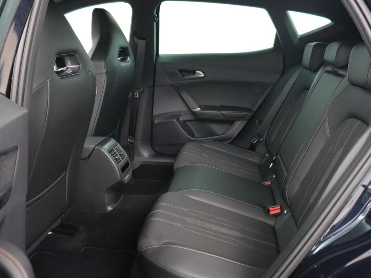 Cupra Formentor 1.4 eHybrid VZ | 245pk | Stoelverwarming | Camera | Adaptive cruise | Sfeerverlichting | Navigatie | Keyless | 19'' | Stuurverwarming | Full LED | Sportstoelen | PHEV | Plug In