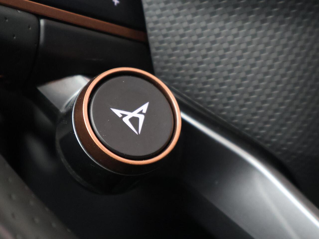 Cupra Formentor 1.4 e-Hybrid VZ Performance | 245 PK | SoH 94% | Trekhaak wegklapbaar | Panoramadak | Verwarmde voorstoelen / voorruit | Virtual pedal |