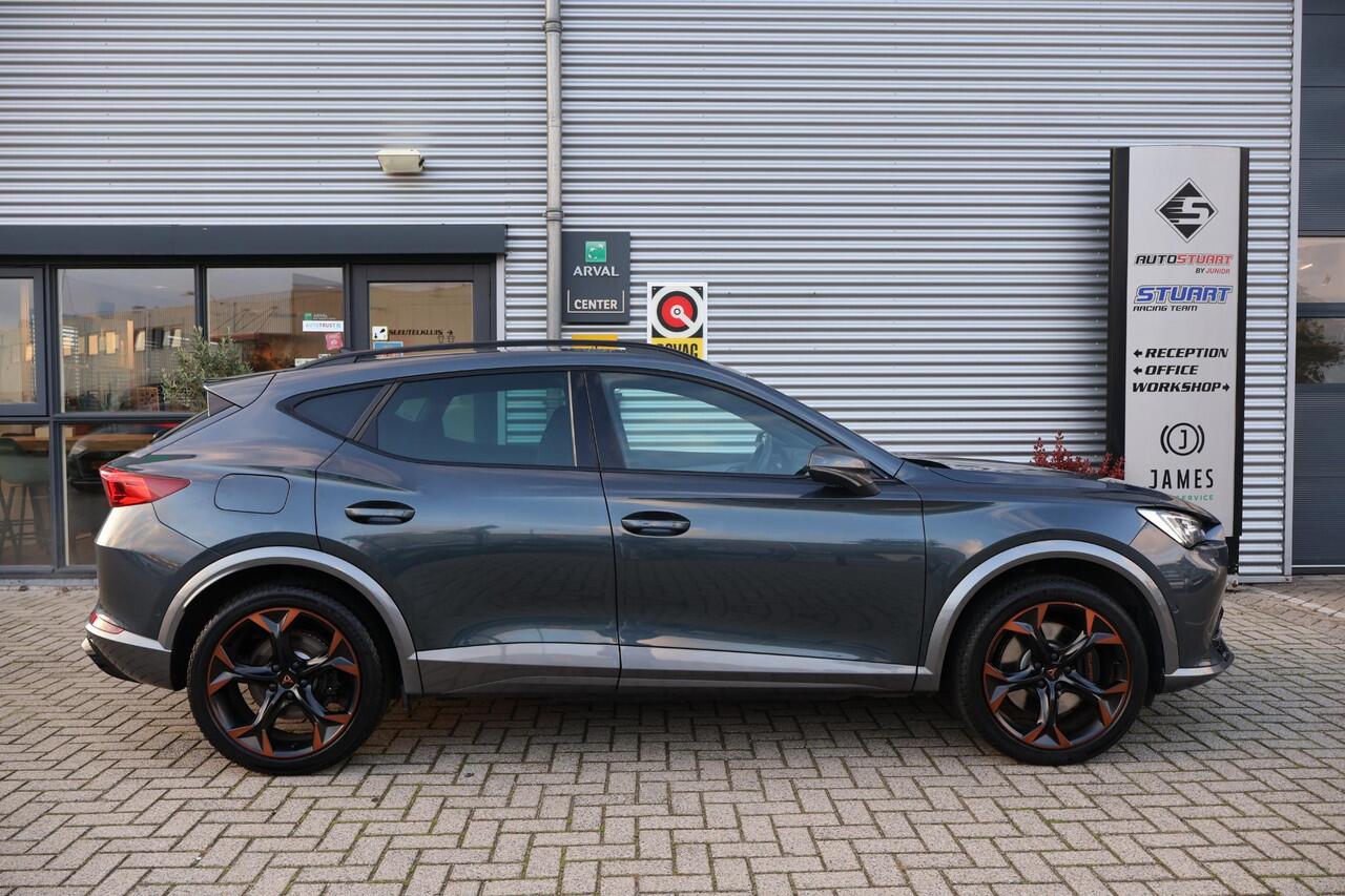 Cupra Formentor 1.4 VZ Copper Edition 245PK | 1e Eigenaar | Dealer Onderh. | BTW | Cupra knop | Sfeer | 1 Laadkabel | Donkere Hemel | 360Cam | Matrix Led | Stuur+Stoelverwarming | Camera | Carplay | Ad Cruise | Climate Control | Elek Klep |
