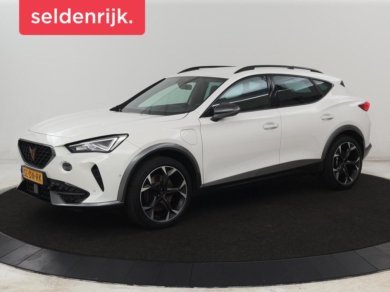 Cupra Formentor 1.4 eHybrid VZ | 245pk | Adaptive cruise | Stuurverwarming | Carplay | Sfeerverlichting | Camera | Sportstoelen | Full LED | Half leder | Navigatie | Keyless | PHEV | Plug In