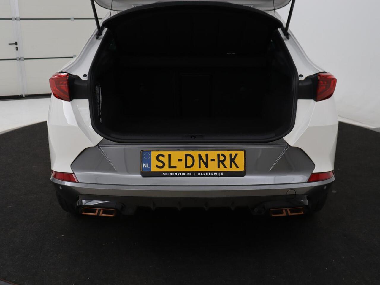 Cupra Formentor 1.4 eHybrid VZ | 245pk | Adaptive cruise | Stuurverwarming | Carplay | Sfeerverlichting | Camera | Sportstoelen | Full LED | Half leder | Navigatie | Keyless | PHEV | Plug In