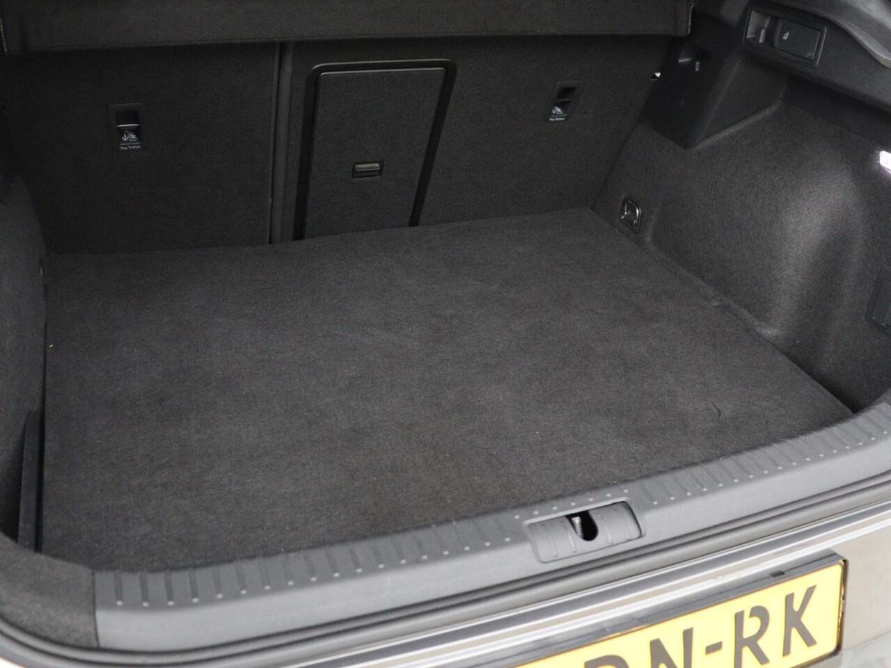 Cupra Formentor 1.4 eHybrid VZ | 245pk | Adaptive cruise | Stuurverwarming | Carplay | Sfeerverlichting | Camera | Sportstoelen | Full LED | Half leder | Navigatie | Keyless | PHEV | Plug In