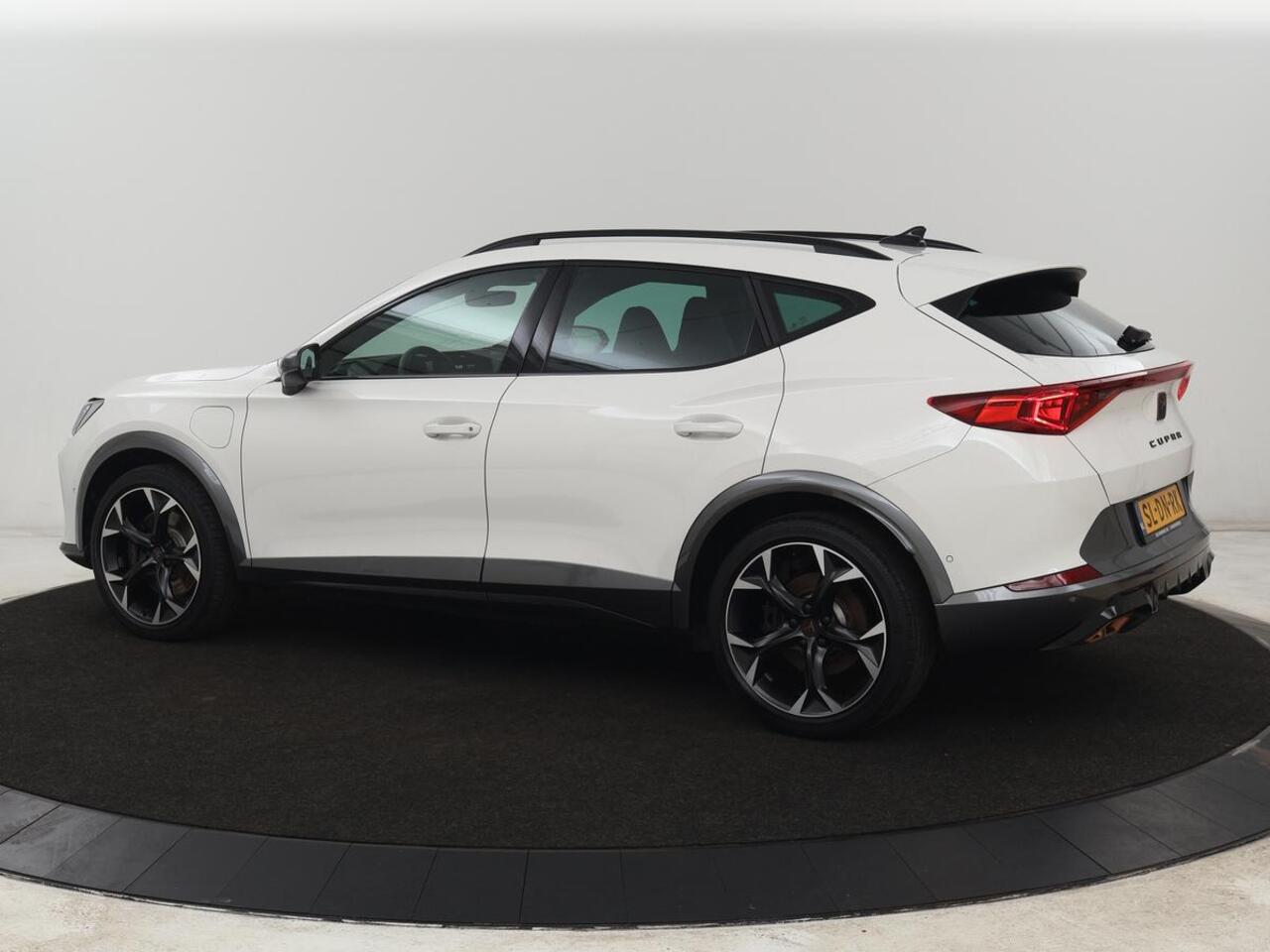 Cupra Formentor 1.4 eHybrid VZ | 245pk | Adaptive cruise | Stuurverwarming | Carplay | Sfeerverlichting | Camera | Sportstoelen | Full LED | Half leder | Navigatie | Keyless | PHEV | Plug In