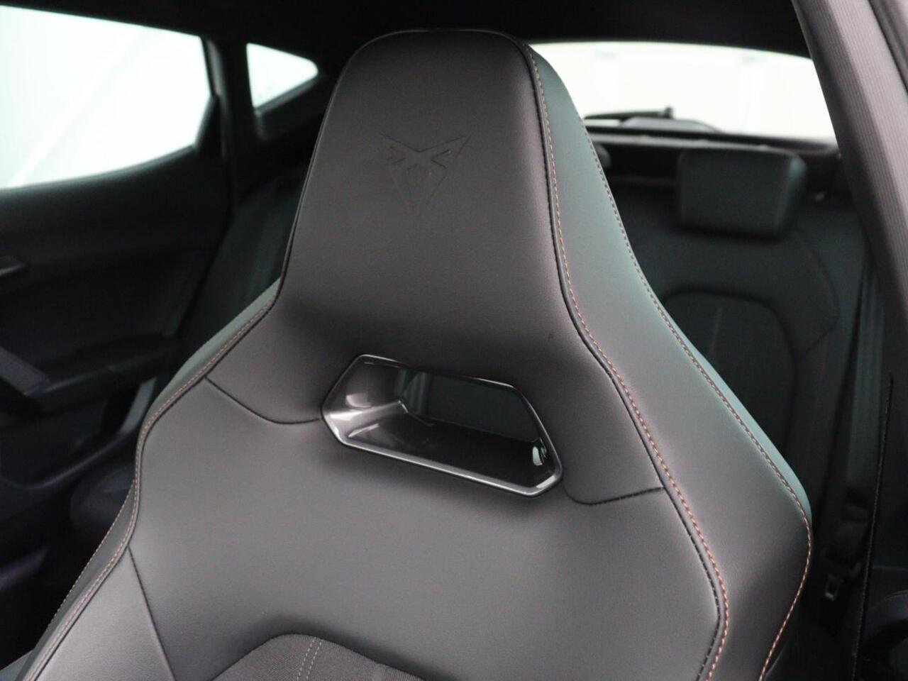 Cupra Formentor 1.4 eHybrid VZ | 245pk | Adaptive cruise | Stuurverwarming | Carplay | Sfeerverlichting | Camera | Sportstoelen | Full LED | Half leder | Navigatie | Keyless | PHEV | Plug In