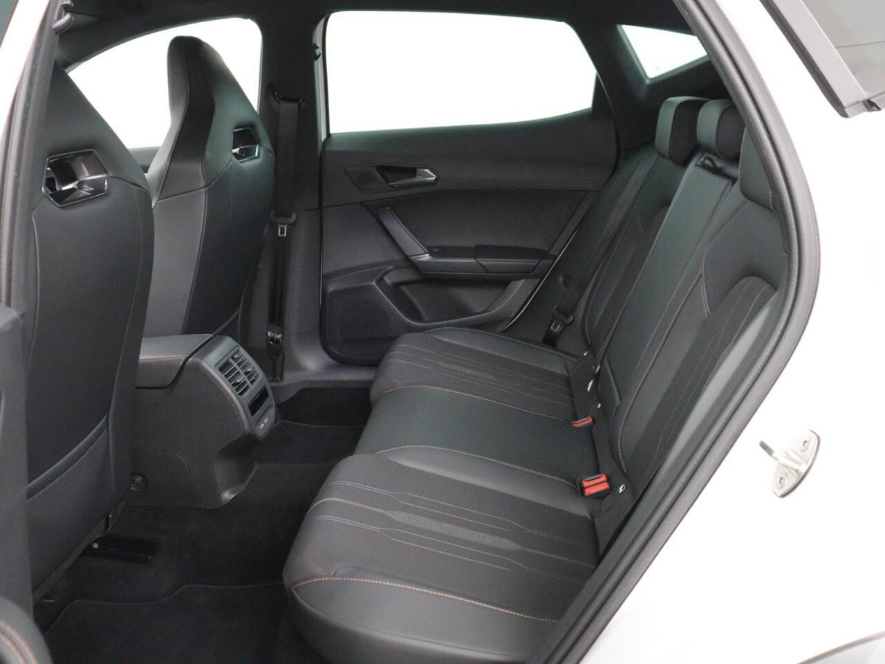 Cupra Formentor 1.4 eHybrid VZ | 245pk | Adaptive cruise | Stuurverwarming | Carplay | Sfeerverlichting | Camera | Sportstoelen | Full LED | Half leder | Navigatie | Keyless | PHEV | Plug In