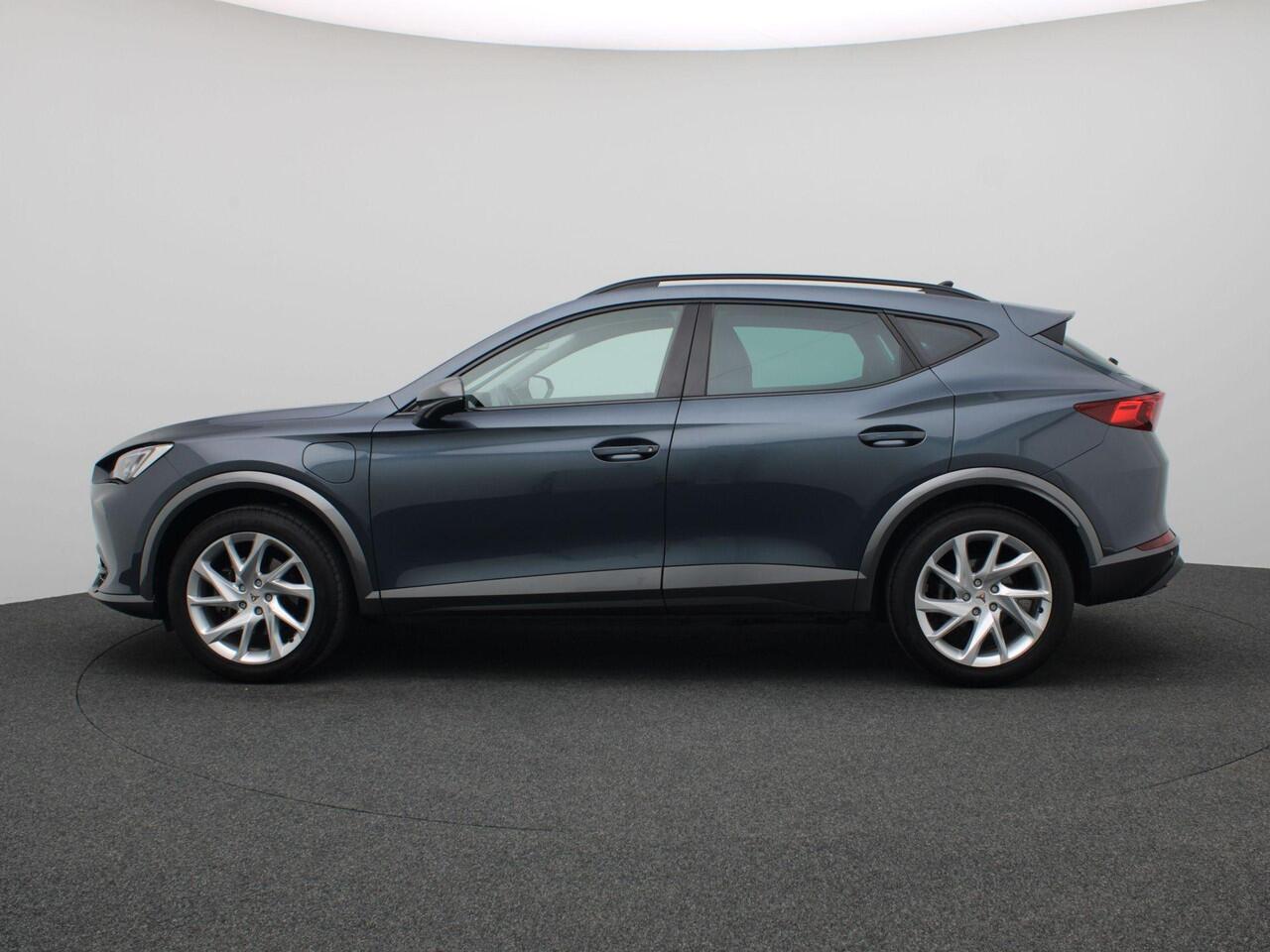 Cupra Formentor 1.4 e-Hybrid Business 204PK DSG achteruitrijcamera, elektrische kuipstoelen met memory, elektrische achterklep, side assist, stuur-stoelverwarming, keyless, alarm, 18" lichtmetaal