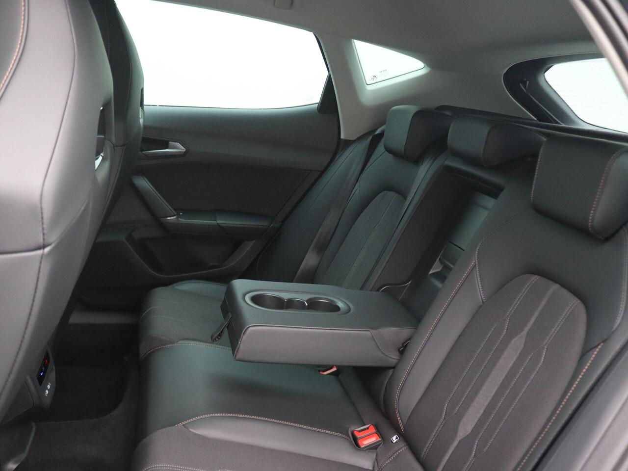 Cupra Formentor 1.4 e-Hybrid Business 204PK DSG achteruitrijcamera, elektrische kuipstoelen met memory, elektrische achterklep, side assist, stuur-stoelverwarming, keyless, alarm, 18" lichtmetaal